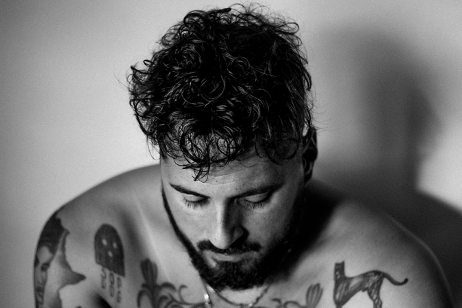 Boss of Brussels rap Zwangere Guy releases new single 'FAMILIE BOVEN ALLES' with rap crew STIKSTOF